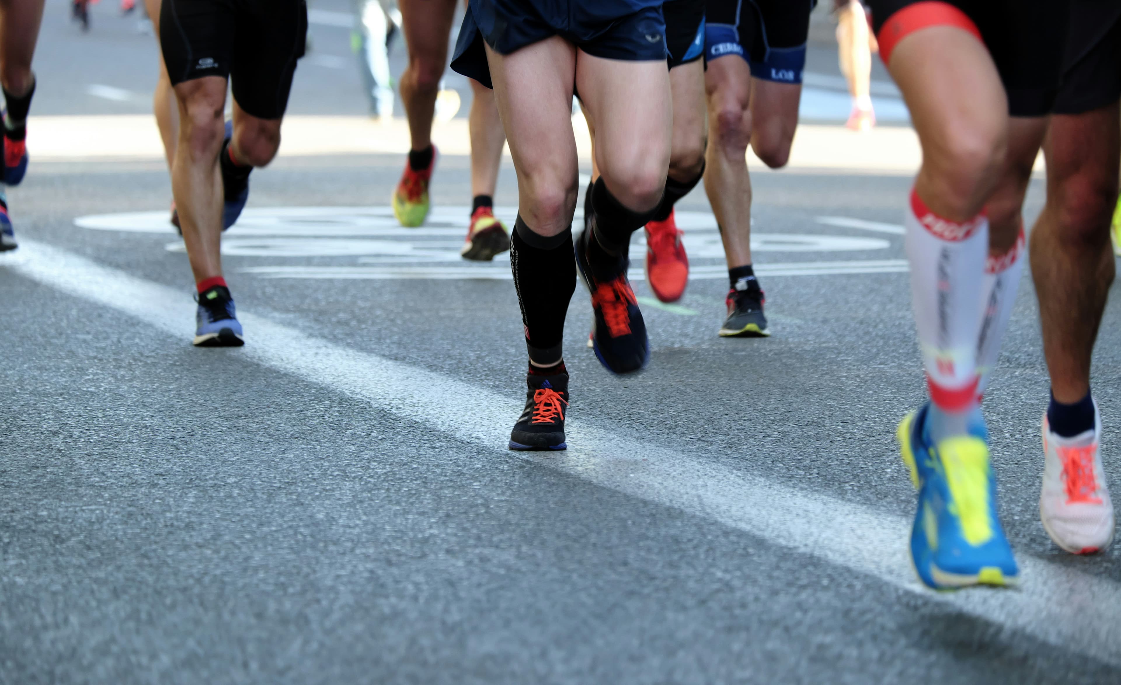 A crew of road runners moving together through a city race
